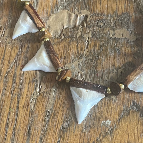 Elegant Black and White Necklace - Picture 2 of 4